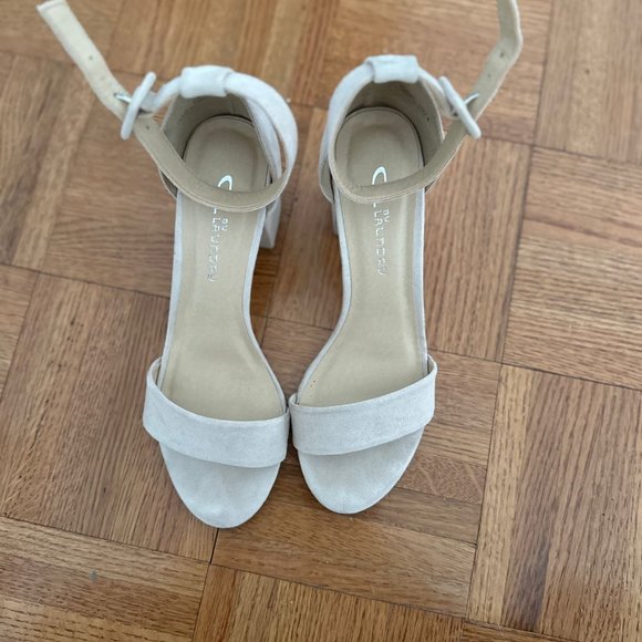 Cream Heel - Picture 3 of 3